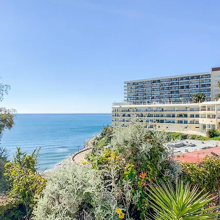 Bright Coastal With Pool Apartment *